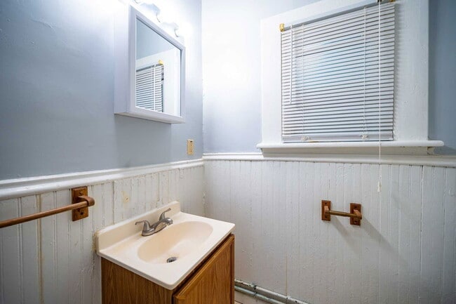 Building Photo - 250 1/2 W 5th Ave