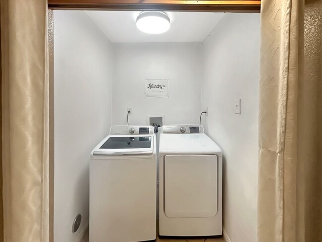 Building Photo - Beautiful 3B 2BA Duplex Unit w/ Balcony, W...