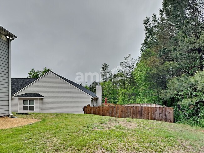 Building Photo - 2175 Village Green Dr