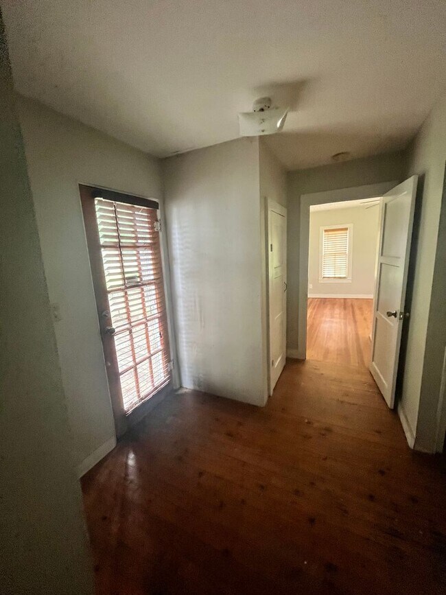Building Photo - Beautiful 3/2 Farmhouse on Acreage