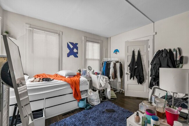 Building Photo - 4 bedrooms, 2 bathrooms, legal for 8 people