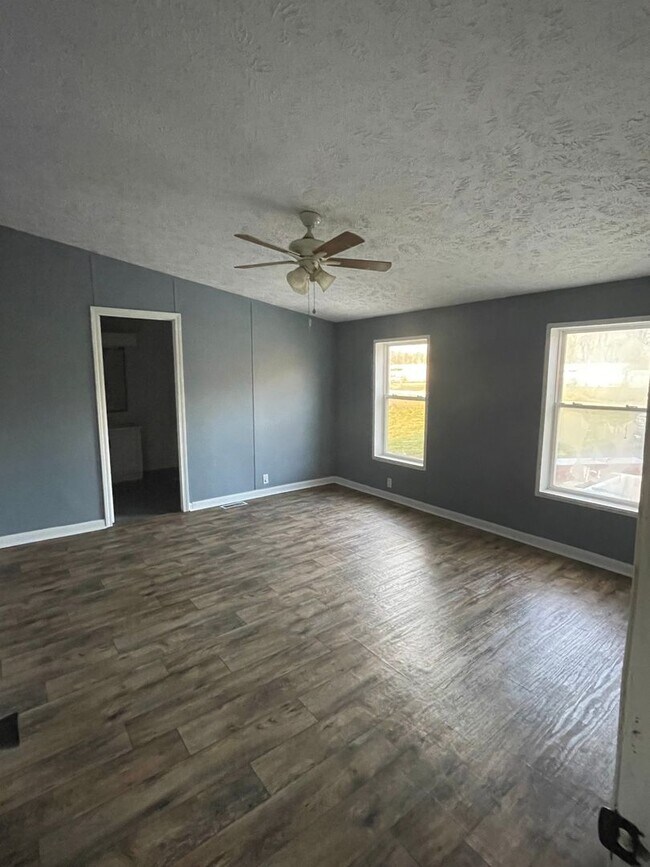 Building Photo - 4 bedroom, 2 bath doublewide trailer