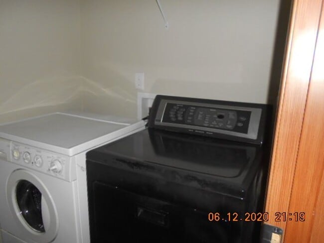 Building Photo - 3bd 2 1/2ba Home With garage