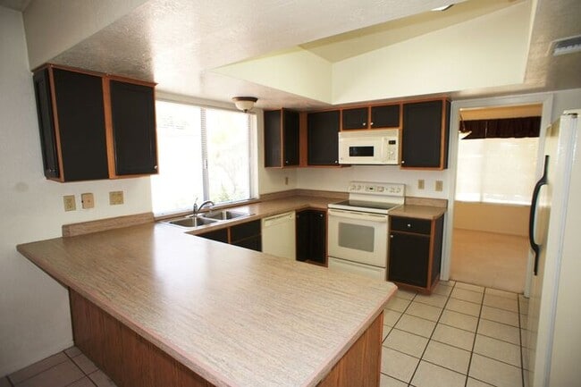 Building Photo - 2920 N La Chiquita Ave