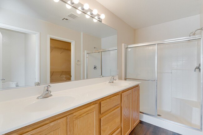 Building Photo - CHARMING 2 BEDROOM HOME IN GATED COMMUNITY...