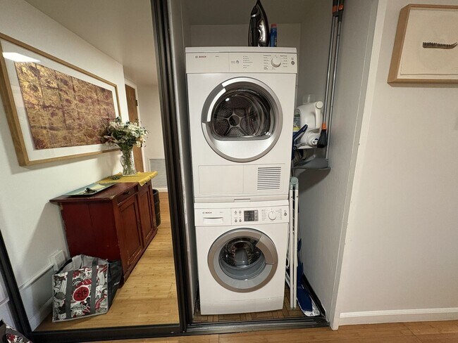 Building Photo - Beautiful 2-Bedroom Corner Condo in Downtown Palo Alto