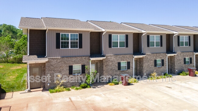 Building Photo - 913 Warrior Hill Dr