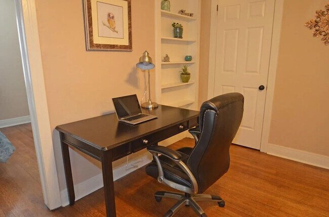 Building Photo - Charming Fully Furnished or unfurnished 1-Bed, 1-Bath steps from the Plaza District