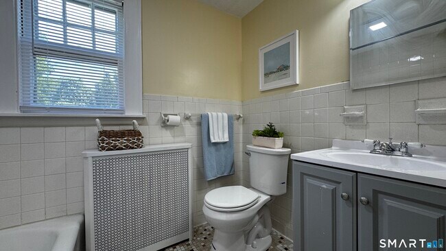 Building Photo - 406 Oakwood Ave