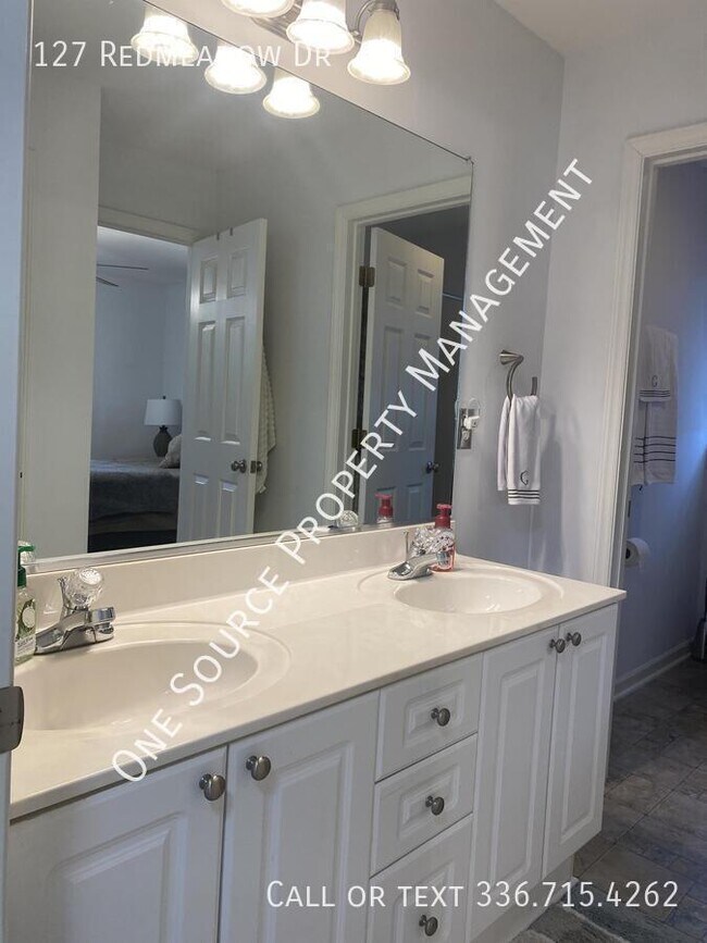 Building Photo - 127 Redmeadow Dr