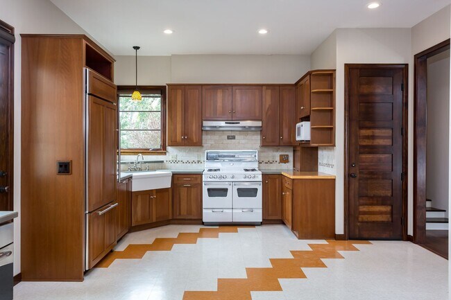 Building Photo - Loma Portal Craftsman with Views