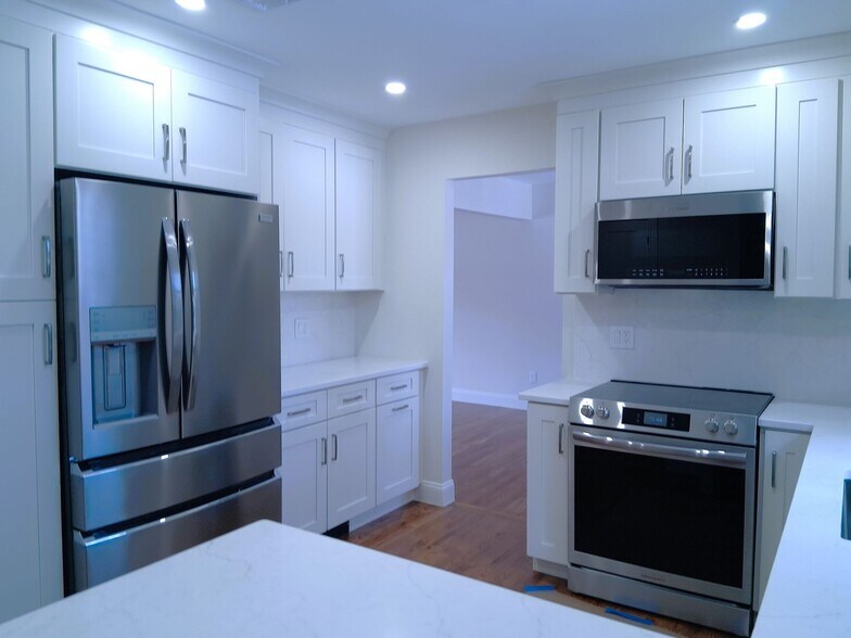 Building Photo - 34 Old East Neck Rd