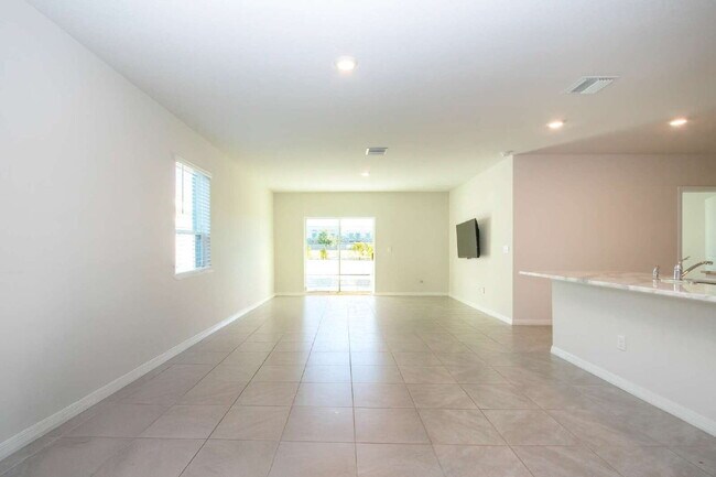 Building Photo - Spacious 5-Bed Retreat with Granite Elegance in Lakewood Ranch