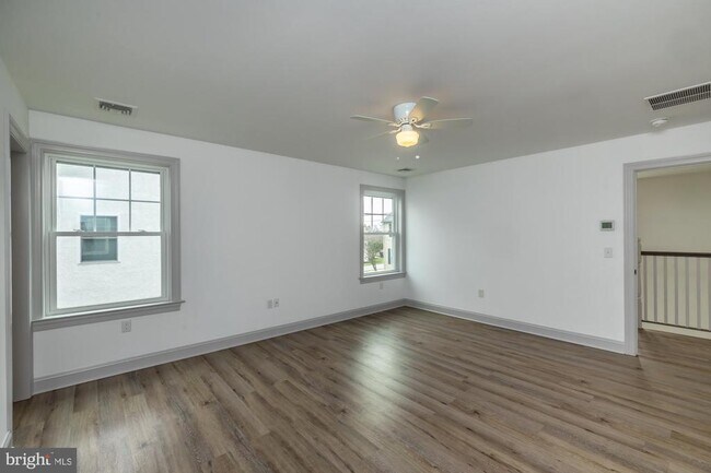 Building Photo - 411 James St