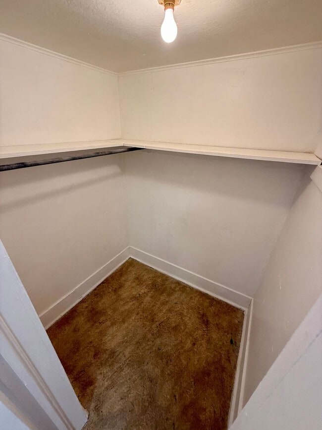 Building Photo - Charming 2-Bedroom, 1-Bathroom House for R...