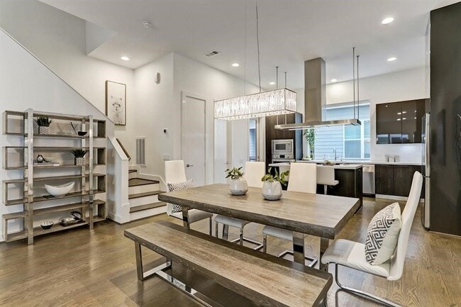 Building Photo - 5905 E Post Oak Ln