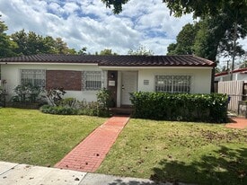 Building Photo - 3600 SW 26th St