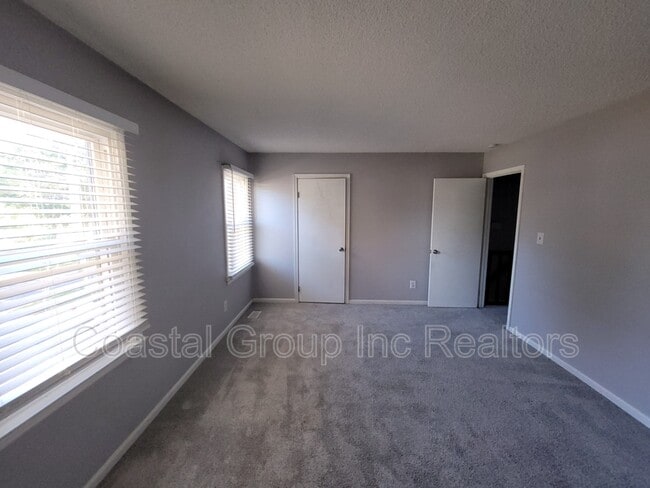 Building Photo - 2449 Reagan Ave