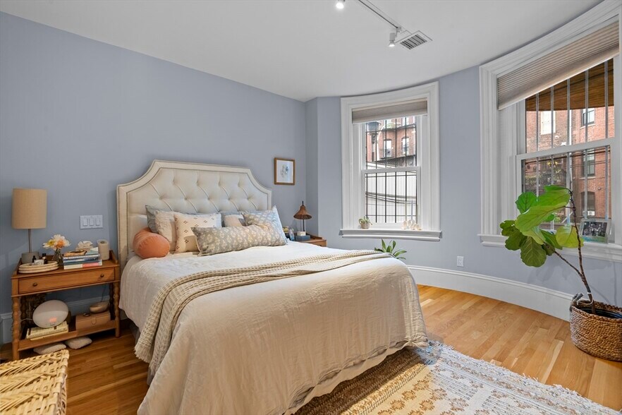 Building Photo - 72 W Rutland Sq