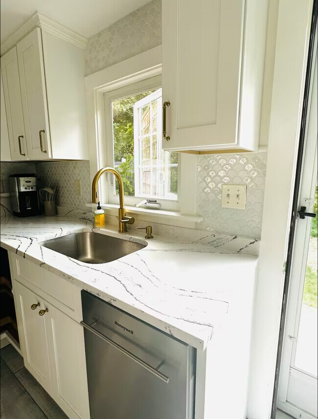 Building Photo - 4 Charles St