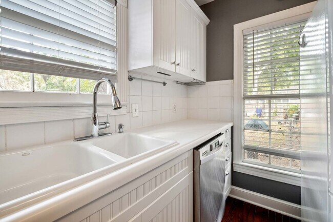 Building Photo - Charming Bryker Woods Retreat
