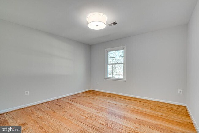 Building Photo - 6421 Linway Terrace