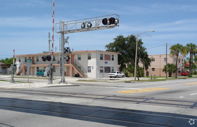 Building Photo - 1025 Palm Beach Lakes Blvd