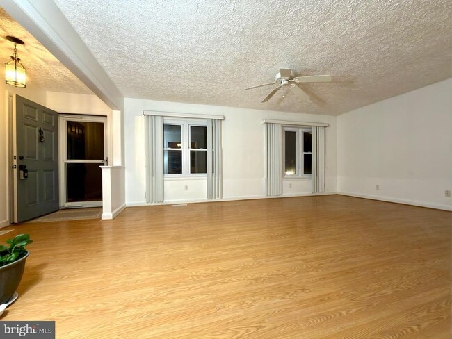 Building Photo - 905 W Poplar Rd