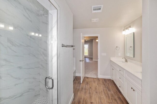 Building Photo - 7617 Woodford Ave