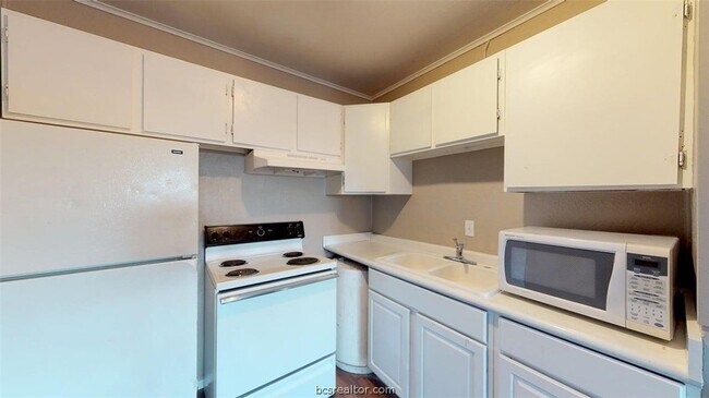 Building Photo - 204 Lynn Dr