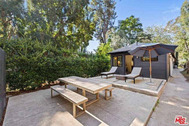 Building Photo - 5721 Valley Oak Dr