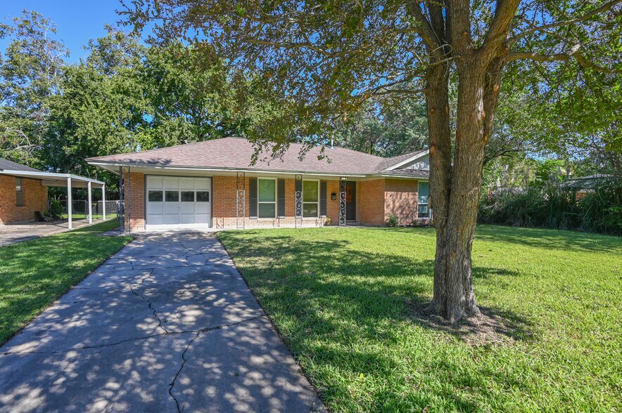 Building Photo - 1602 Sheridan Dr