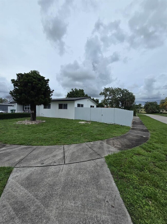Building Photo - 19601 NW 5th Pl