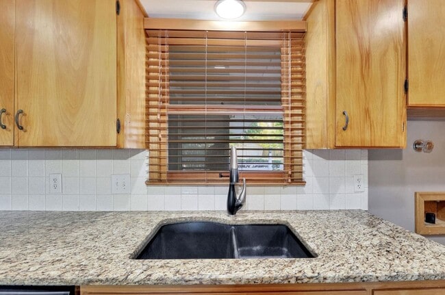 Building Photo - Coming available in February!