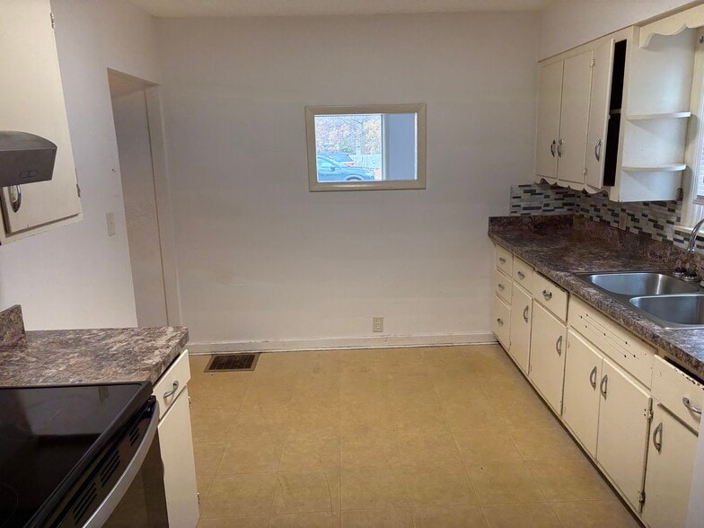 Building Photo - 804 College Ave