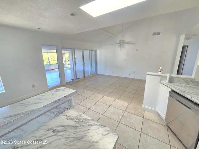 Building Photo - 771 Onyx Dr NE