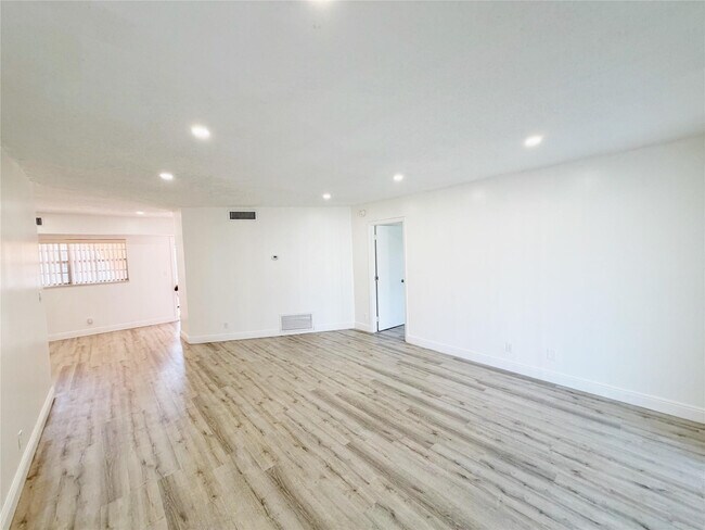 Building Photo - 2710 Riverside Dr