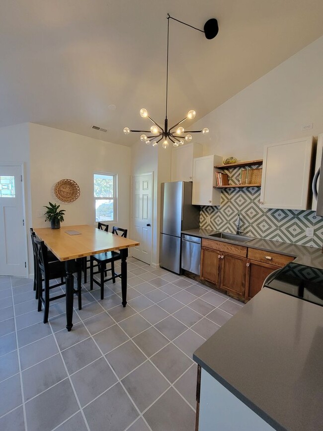 Building Photo - CAROLINA PLACE - Within minutes to Downtow...