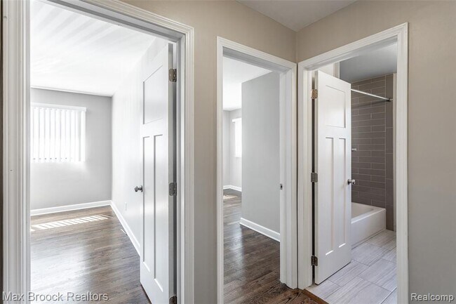 Building Photo - 1909 Gardenia Ave