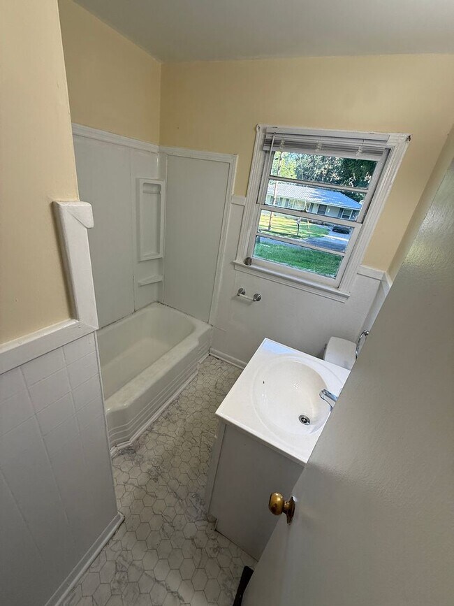 Building Photo - 3 Bedrooms, 1 Bathroom - House in West Rome!