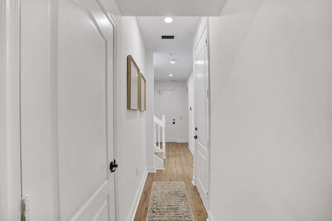 Building Photo - 642 NW 38th Cir