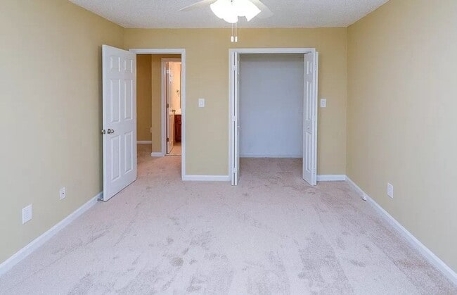Building Photo - 2 Bed/ 2.5 Bath Townhouse