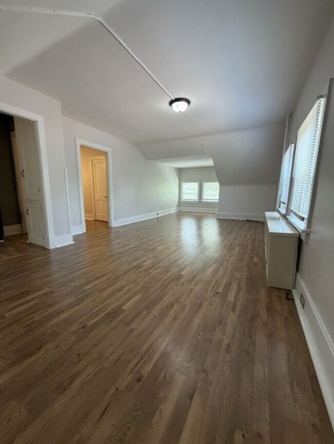 Building Photo - 256 Mabrick Ave