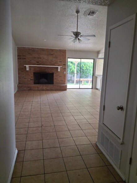 Building Photo - 2611 Lakeledge