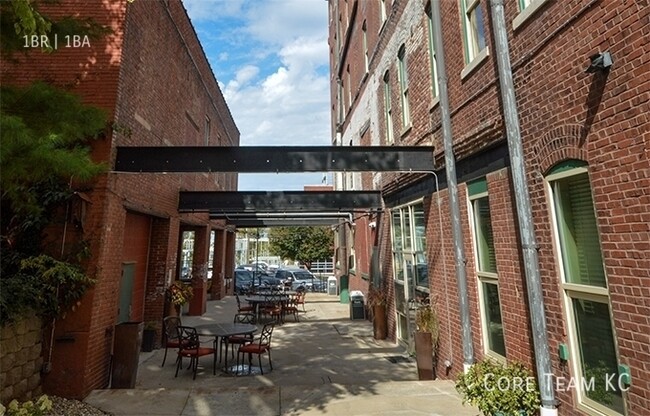 Building Photo - LARGE LOFT IN RIVERMARKET