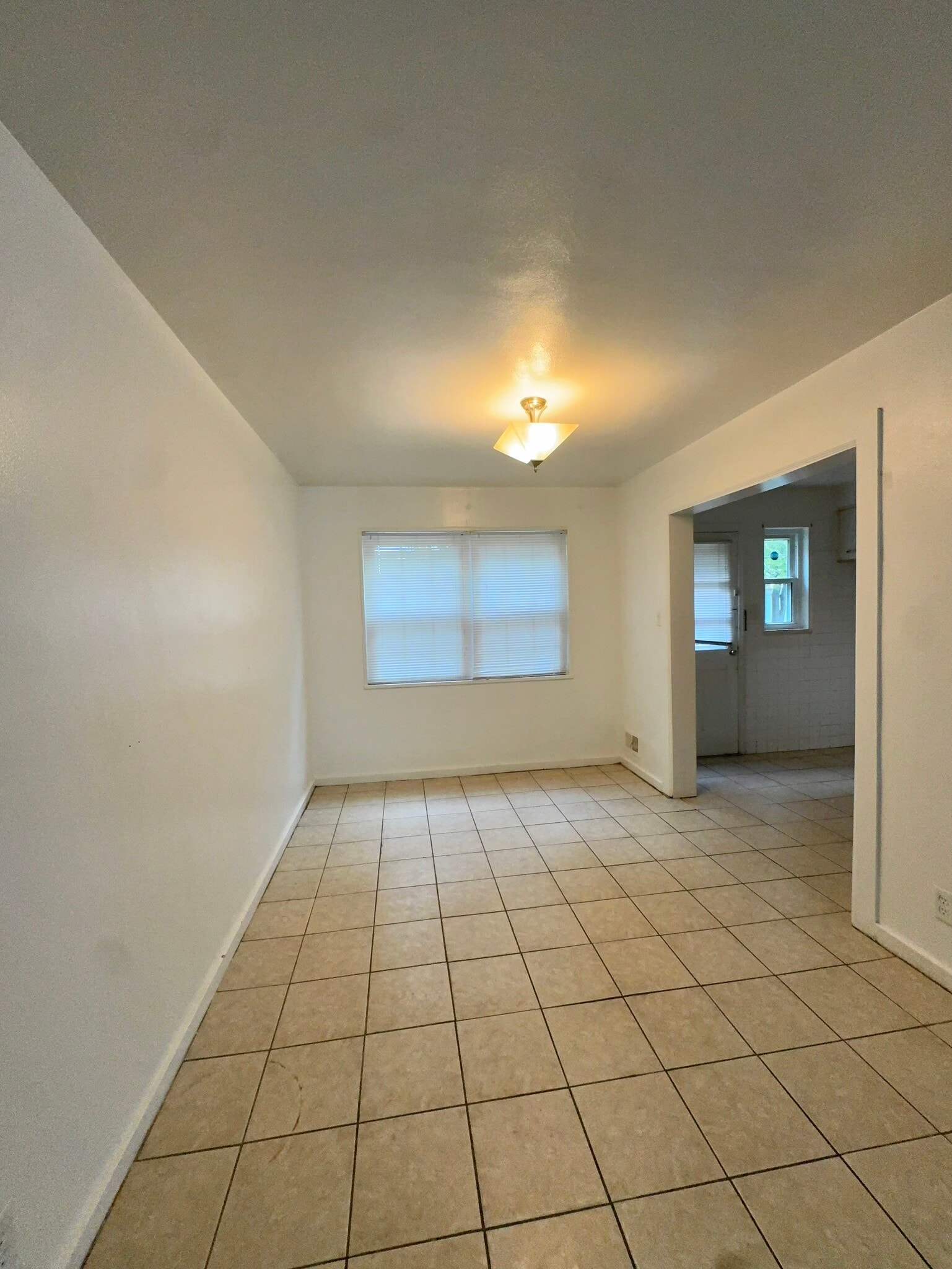 Building Photo - 825 N Raynor Ave