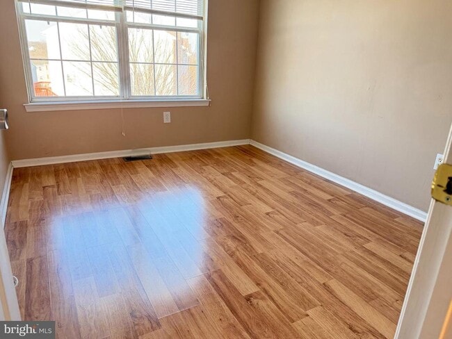 Building Photo - 20 Emandan Ln