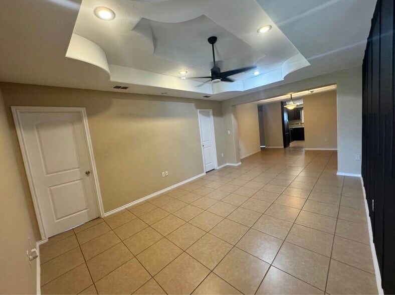 Building Photo - 1110 W Gardenia Ave