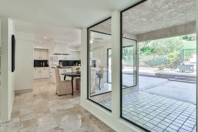 Building Photo - 270 Fox Hills Dr