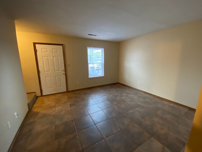 Building Photo - 2 bedroom 1.5 bath Townhome in a great location!